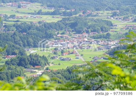 邑南町夏の田園風景 97709386