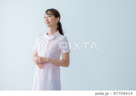 白衣の女性 白衣の女性 97709414