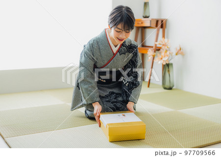 黒の絞りの訪問着　和室　 97709566