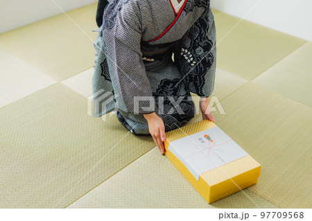 黒の絞りの訪問着 和室 黒の絞りの訪問着 和室 97709568