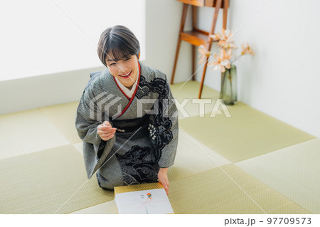 黒の絞りの訪問着　和室　 97709573