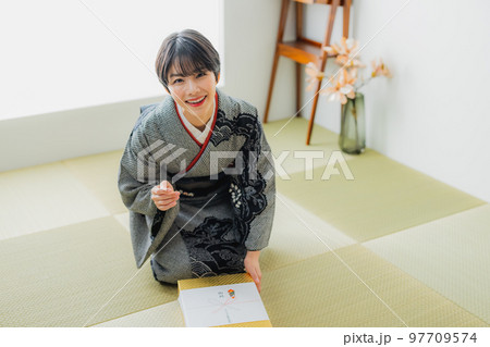 黒の絞りの訪問着　和室　 97709574