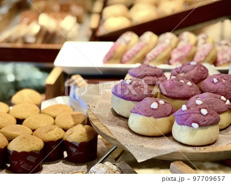 スイーツビュッフェのカラフルかわいい手作りカップケーキ 97709657