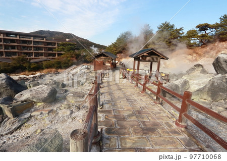 雲仙地獄の遊歩道（お糸地獄、温泉卵販売店方面） 97710068