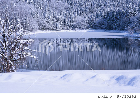 初雪の湖畔　初冬の風景 97710262