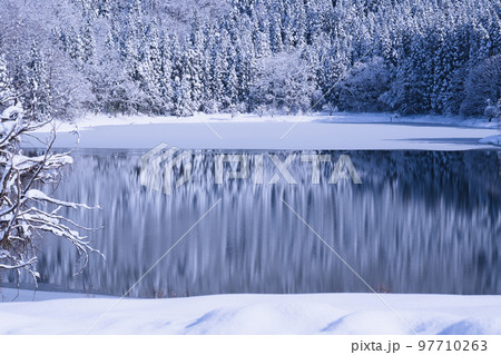 初雪の湖畔　初冬の風景 97710263