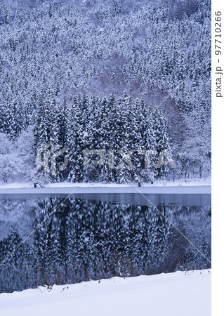 初雪の湖畔　初冬の風景 97710266
