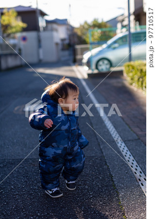 散歩をするあかちゃん 幼児 散歩をするあかちゃん 幼児 97710517