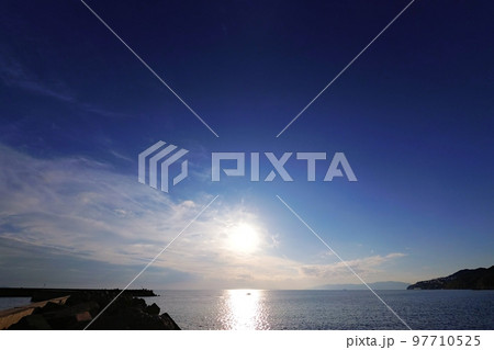 午後の爽やかな青空と海岸・冬・超広角・空主体・221031pm 97710525