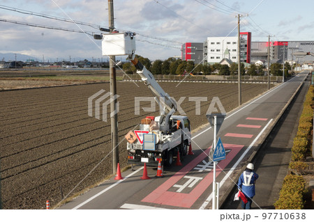 電話線工事　高所作業 97710638