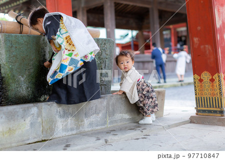 七五三とお宮参りの男児 97710847