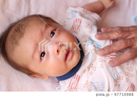 生後3ヶ月 涙目でママを見つめる赤ちゃん 生後3ヶ月 涙目でママを見つめる赤ちゃん 97710988