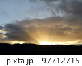 山に沈む太陽 97712715