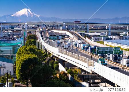 《埼玉県》美女木ジャンクションと富士山の風景・交通イメージ 97713082
