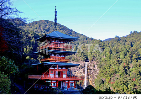 三重の塔と那智の滝（和歌山県・那智勝浦町） 97713790