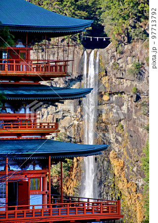 三重の塔と那智の滝（和歌山県・那智勝浦町） 97713792