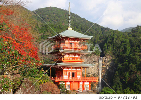 三重の塔と那智の滝(和歌山県・那智勝浦町) 三重の塔と那智の滝(和歌山県・那智勝浦町) 97713793