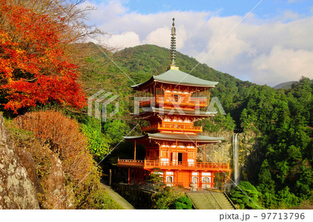 三重の塔と那智の滝（和歌山県・那智勝浦町） 97713796