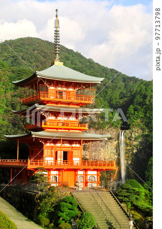 三重の塔と那智の滝（和歌山県・那智勝浦町） 97713798