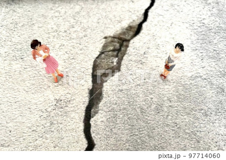 喧嘩して仲の悪い女性　差がある二人 97714060