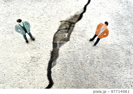 仲が悪い男性たち　差がある二人 97714061