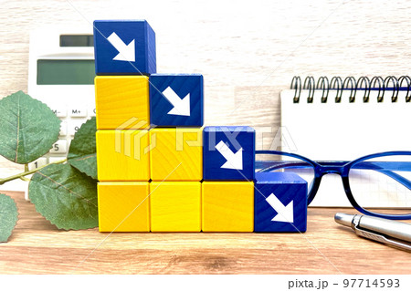 段階的に下がっていく矢印　ダウンや下向き 97714593