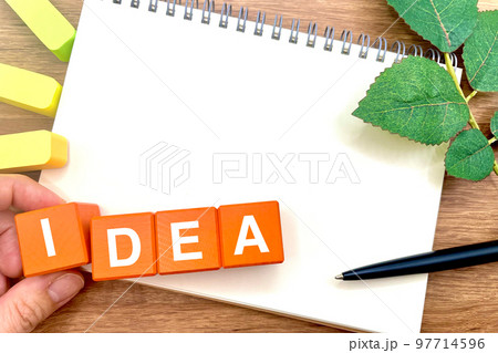 机に向かってアイディアがひらめく 97714596