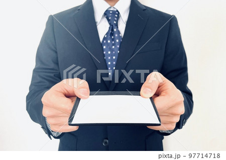 はじめましての相手に名刺交換する男性 97714718