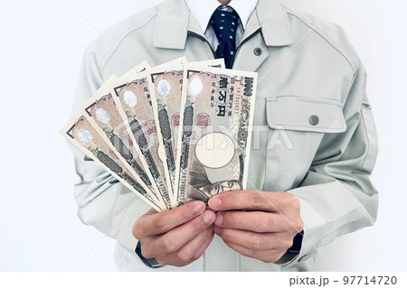 現金を手に持つ作業服の男性 97714720