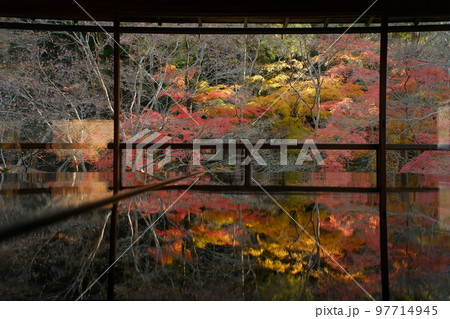 12月の瑠璃光院　2階書院の紅葉と写経机のリフレクション 97714945