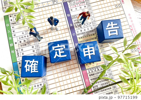 確定申告と決算報告書と男性と女性 確定申告と決算報告書と男性と女性 97715199