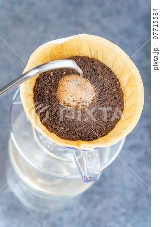 珈琲　コーヒー　ハンドドリップ　HARIO V60　抽出　俯瞰 97715534