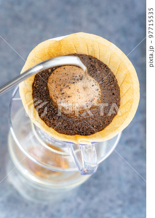 珈琲　コーヒー　ハンドドリップ　HARIO V60　抽出　俯瞰 97715535