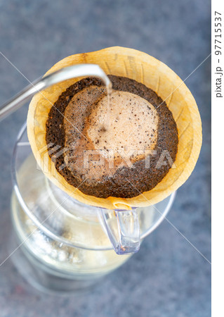 珈琲　コーヒー　ハンドドリップ　HARIO V60　抽出　俯瞰 97715537