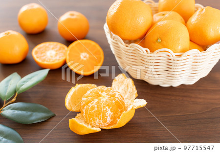 皮を剥いたみかんとたくさんのみかん 皮を剥いたみかんとたくさんのみかん 97715547