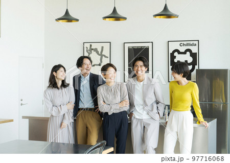 オフィスで並ぶ5人の男女 97716068
