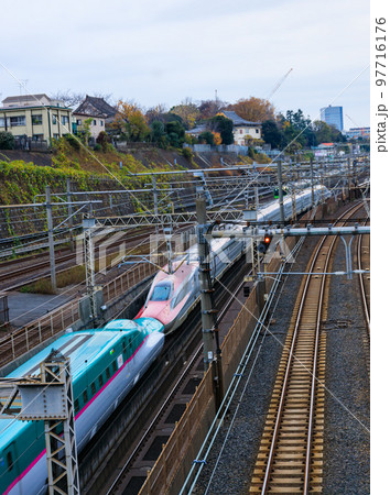 日暮里駅から見た新幹線通過の風景 日暮里駅から見た新幹線通過の風景 97716176