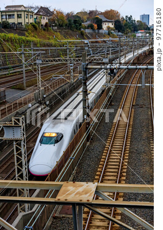 日暮里駅から見た新幹線通過の風景 日暮里駅から見た新幹線通過の風景 97716180