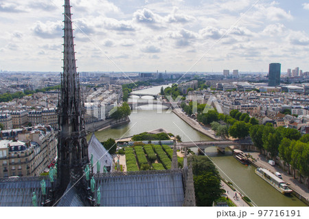 ノートルダム大聖堂展望台から旧パリ第6大学方向(フランス-パリ) 97716191