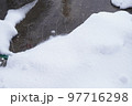 積もった雪を融雪装置で溶かしている様子の写真 97716298
