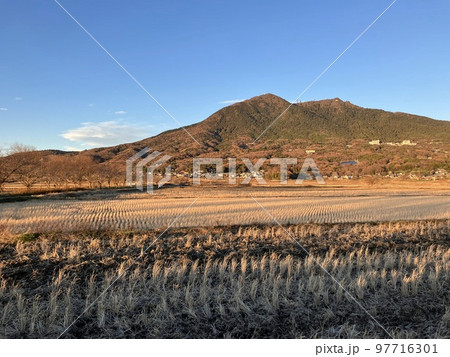 夕日に赤く染まる筑波山と稲田、角度違いの構図 97716301