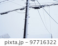 大雪で電信柱に雪が積もっている様子の写真 97716322