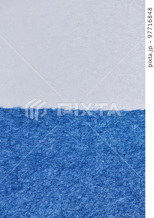 和紙によるツートンカラー背景素材(白と青) 和紙によるツートンカラー背景素材(白と青) 97716848