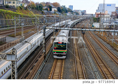 新幹線や特急、普通列車が行き交う日暮里駅の橋上からの展望 97716943