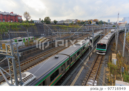 新幹線や特急、普通列車が行き交う日暮里駅の橋上からの展望 新幹線や特急、普通列車が行き交う日暮里駅の橋上からの展望 97716949