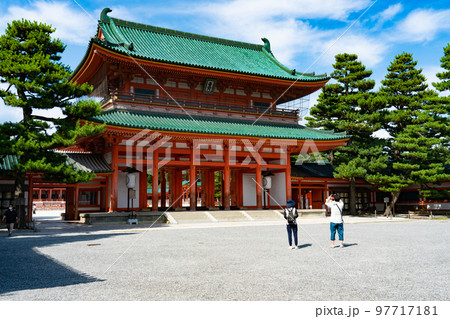 平安神宮　夏の青空と応天門1　京都府京都市左京区 97717181