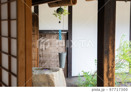 日本の夏　古民家の風景 97717300