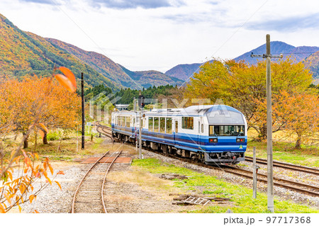 お座トロ展望列車　星号　トロッコ列車　紅葉 97717368