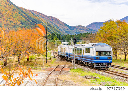 お座トロ展望列車　星号　トロッコ列車　紅葉 97717369