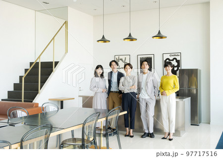 室内で並ぶ5人の男女 97717516